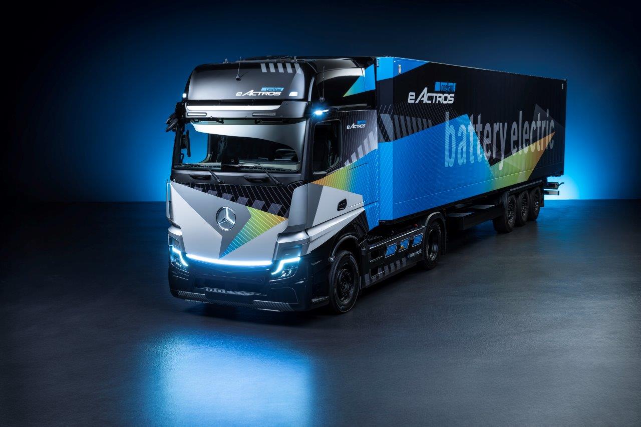 图3 梅赛德 斯-奔驰eActros LongHaul纯电动长途重卡成为本届IAA的瞩目亮点.jpg