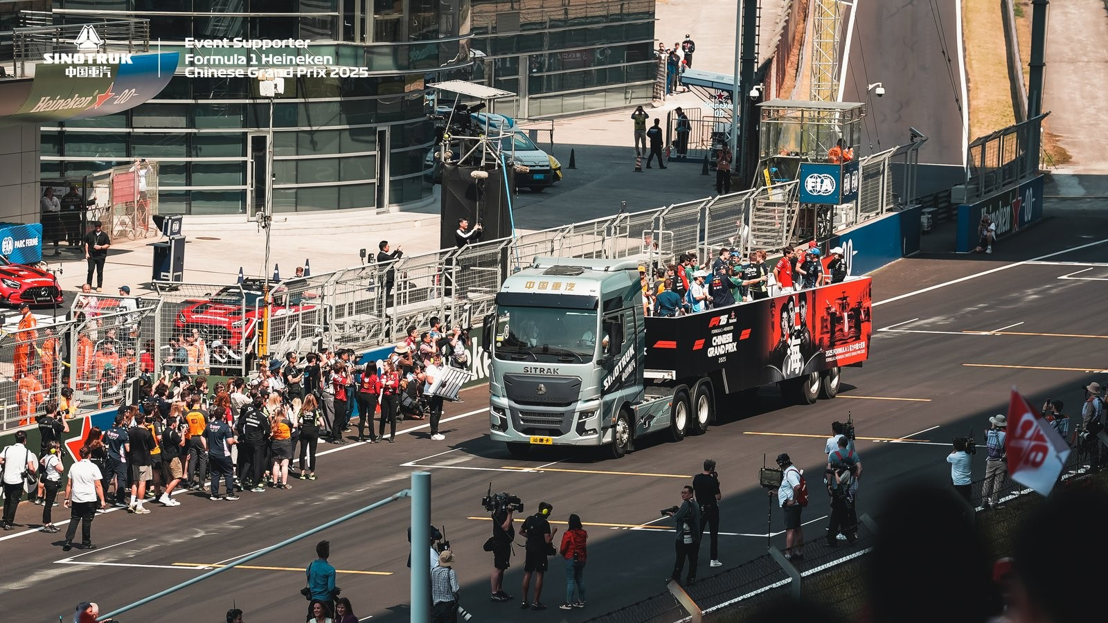 从F1赛道到世界公路，中国重汽破界诠释卡车文化新高度
